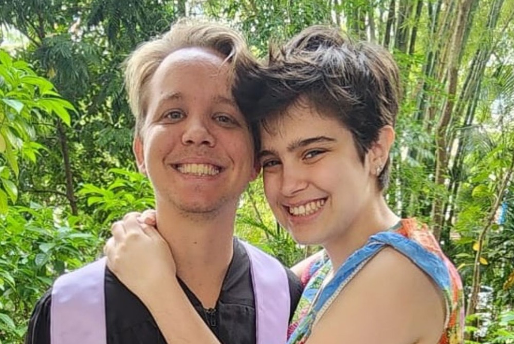 Filha de Tadeu Schmidt anuncia noivado pelas redes sociais: 