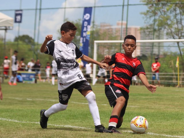 TORNEIO DE FUTEBOL INFANTIL ATRAI 1900 JOVENS ATLETAS DE CINCO PASES PARA SALVADOR