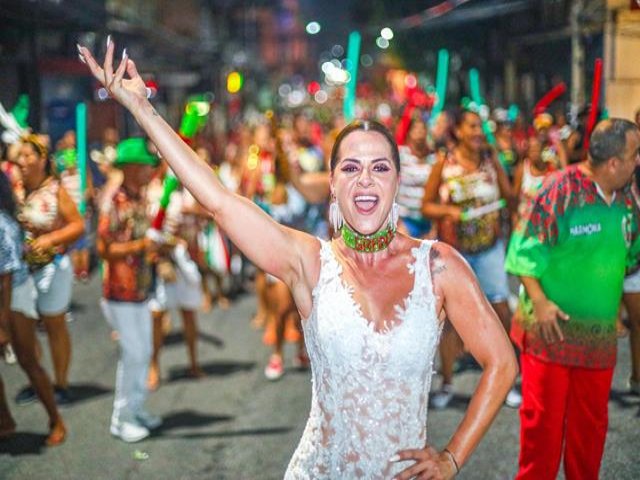 Musa da Grande Rio aposta em look feito  mo para curtir o ltimo ensaio de rua da tricolor de Caxias