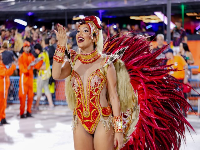 Katarina Harmony chama ateno de folies no desfile da Sereno, na Sapuca