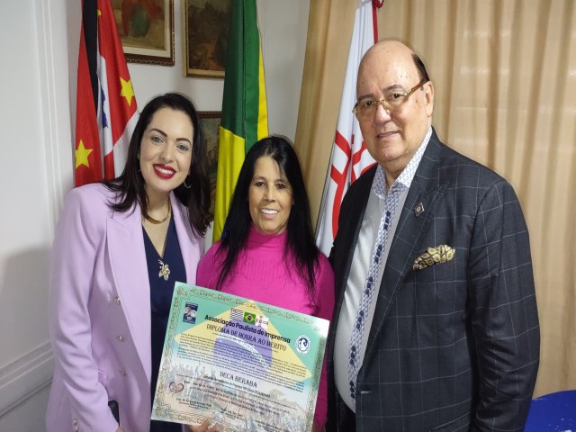 Apresentadora Decca Beraba recebe homenagem