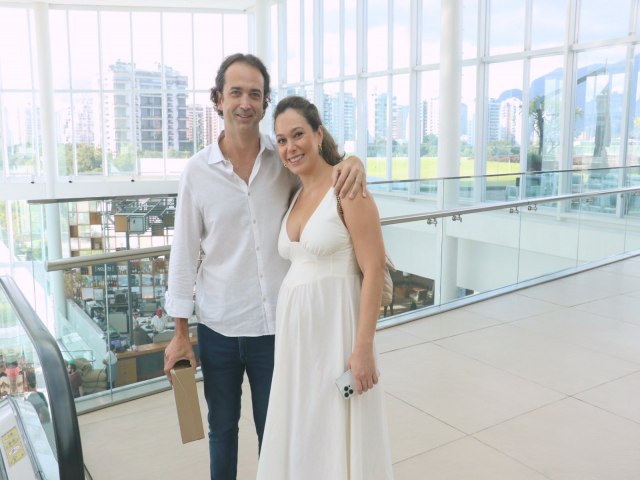 Ivo Barroso passeou com sua noiva Aline Andreis em shopping