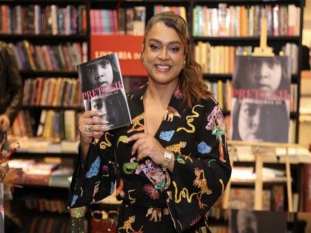 Preta Gil recebe amigos no lanamento do seu livro