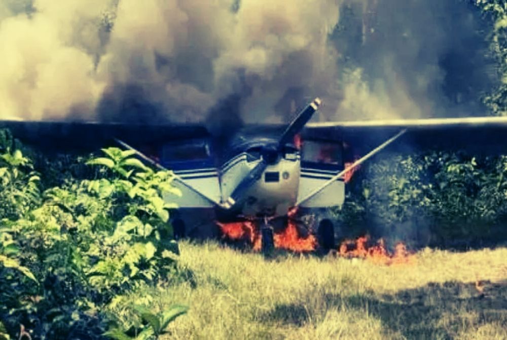 FAB intercepta aeronave vinda da Venezuela e destr�i avi�o ap�s pouso em �rea Yanomami