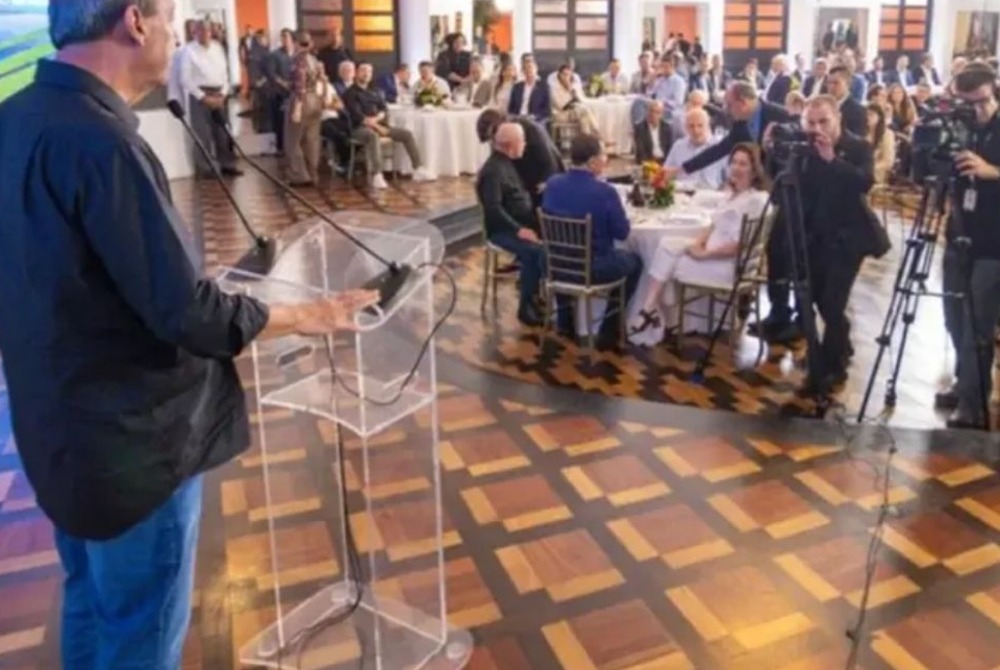 Lula re�ne empres�rios e pol�ticos, do Amazonas, em jantar reservado com celulares confiscados
