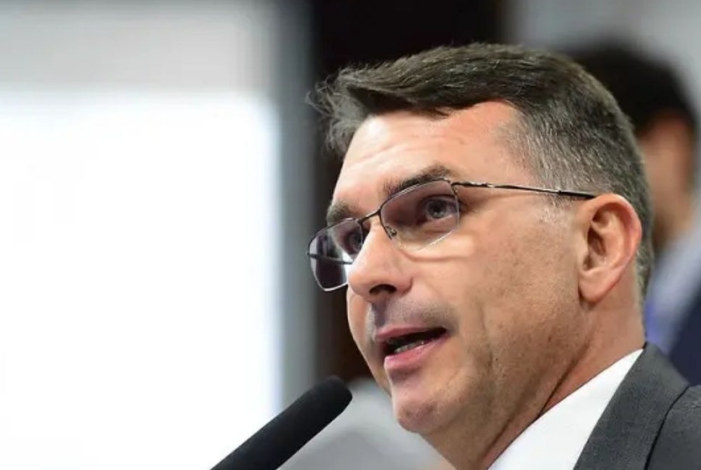 Funkeiro MC Misa, afirmou que Deolane Bezerra, ambos com supostas liga��es com o PCC, estaria articulando um atentado contra Fl�vio Bolsonaro