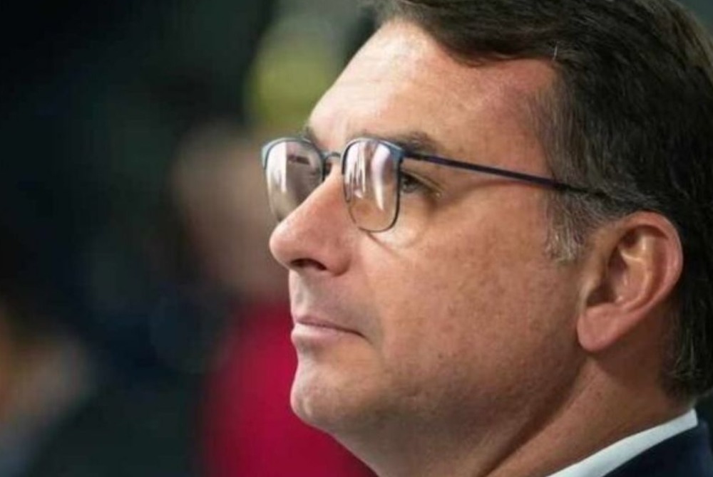 Parlamentares de esquerda acionam PGR contra Fl�vio Bolsonaro por suposto atentado � soberania nacional
