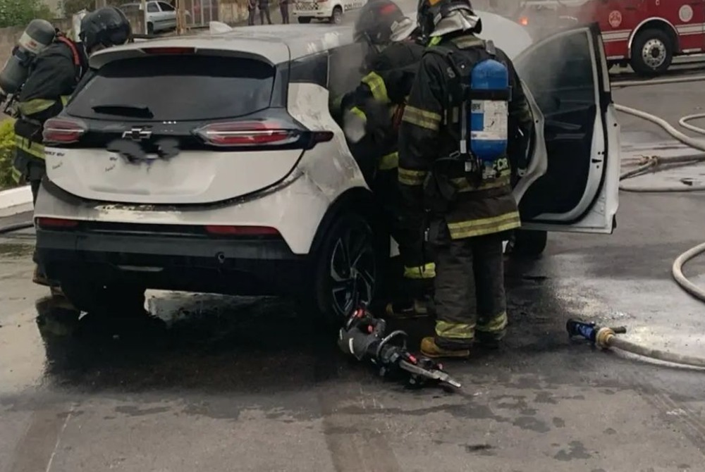 Carro el�trico pega fogo e explode em concession�ria de S�o Jos�