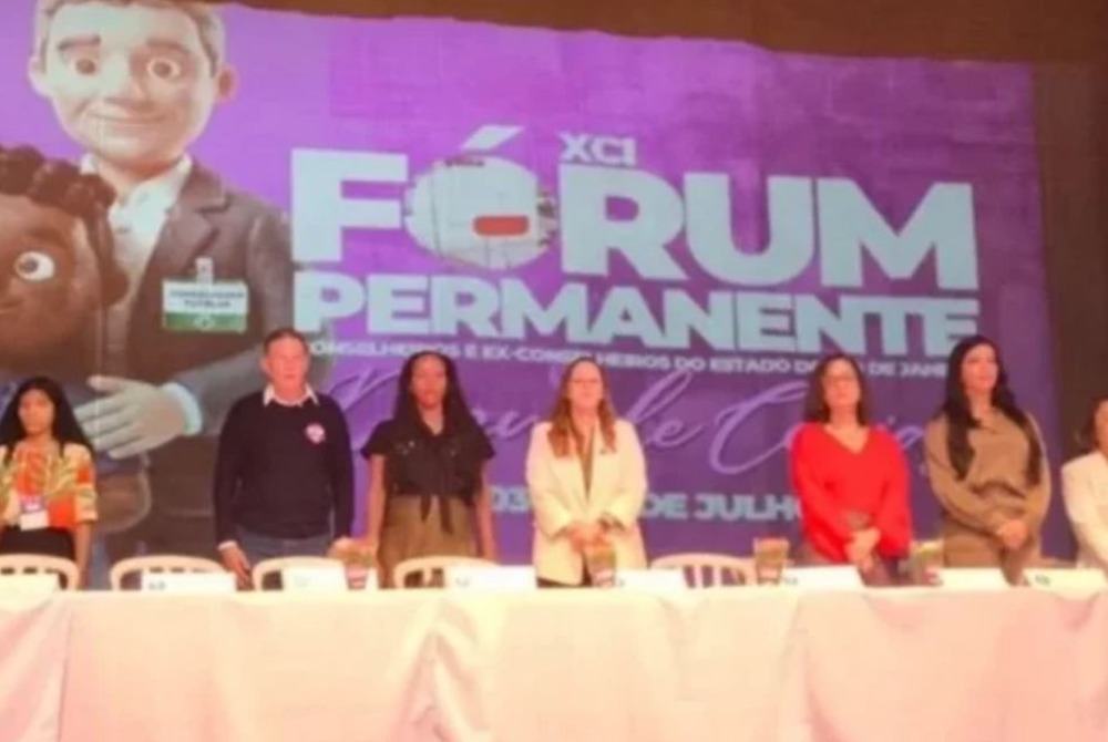 Promotora se revolta com ora��o em evento p�blico e amea�a deixar evento: 
