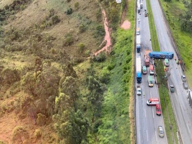 Acidente com nibus de turismo do Vale do Jiquiri deixa pelo menos 18 feridos