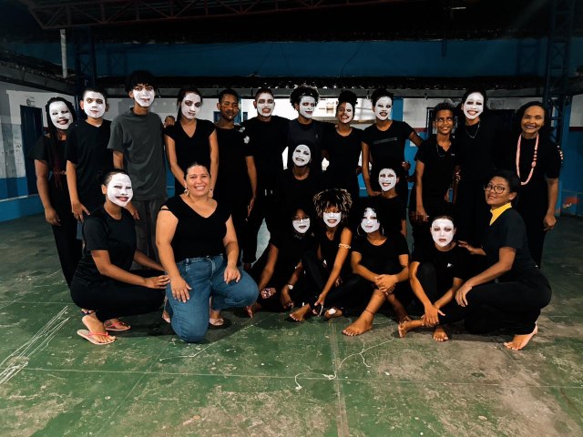 Grupo de jovens apresenta pea teatral 