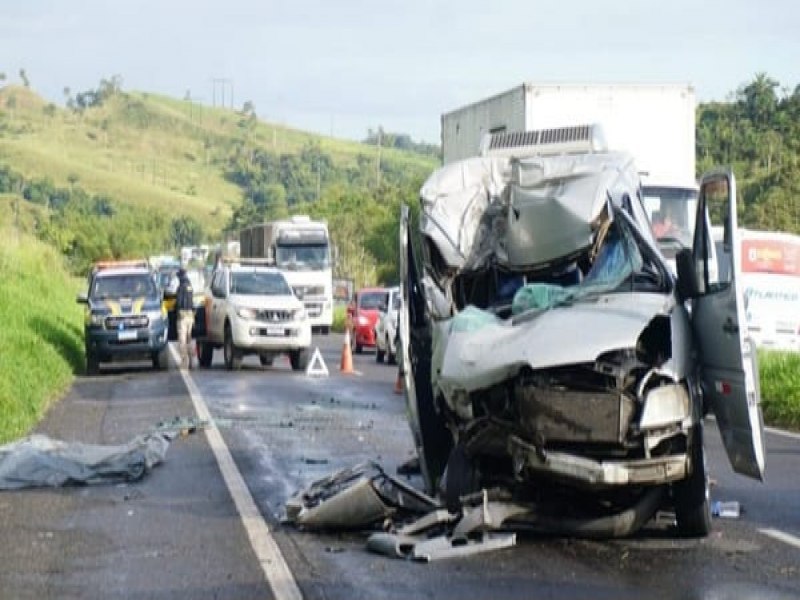 Van que Transportava Pacientes de Mutupe para Salvador Sofre Grave Acidente na BR-324; Trs Pessoas Morrem