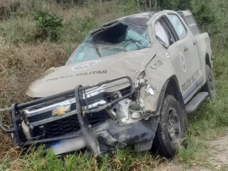 Viatura da PM capota na BA-131 em direo a Itaberaba; policiais sofrem ferimentos leves