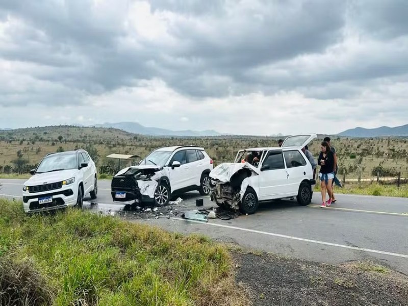 Acidente entre dois carros deixa um morto na BR-242, entre Castro Alves e Santa Teresinha