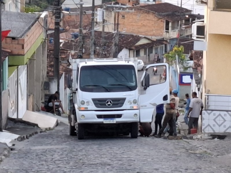 Caminho com sobrecarga interdita rua por mais de duas horas no Bairro da Cajazeira, em Mutupe