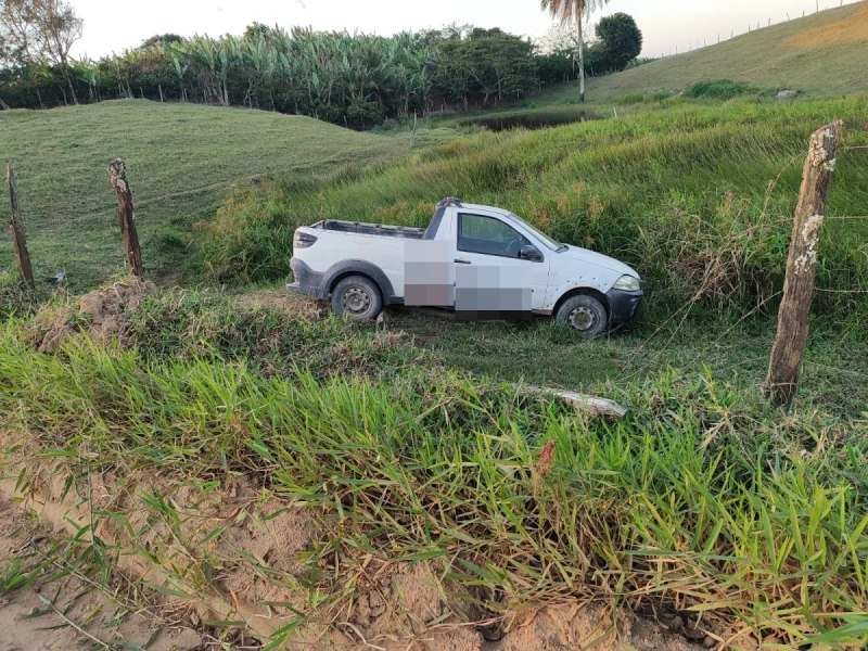 Condutor perde controle de Fiat Strada e sofre acidente em estrada vicinal de Mutupe