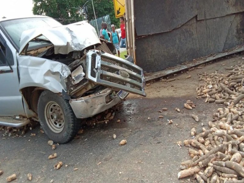 Grave Acidente entre Caminhes no Entroncamento de Laje, Bloqueia a Rodovia e Espalha Carga pela Pista