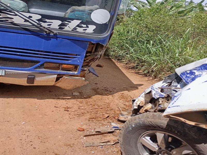 nibus escolar colide com caminhonete na zona rural de Mutupe; acidente deixa estudante em estado de choque