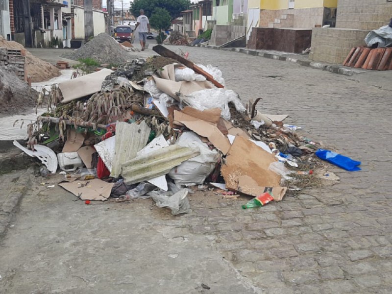 MUTUPE: Moradores do Alto da Cajazeira reclamam da falta de coleta de entulhos