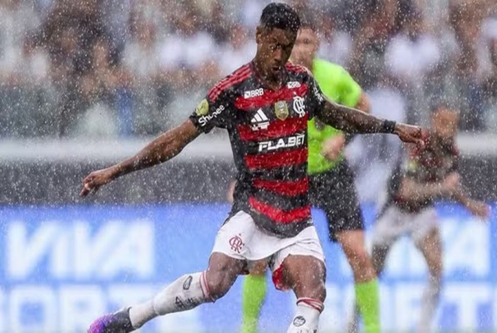 Bruno Henrique � denunciado por esquema de apostas e Flamengo evita comentar; clube embarca para Mundial de Clubes