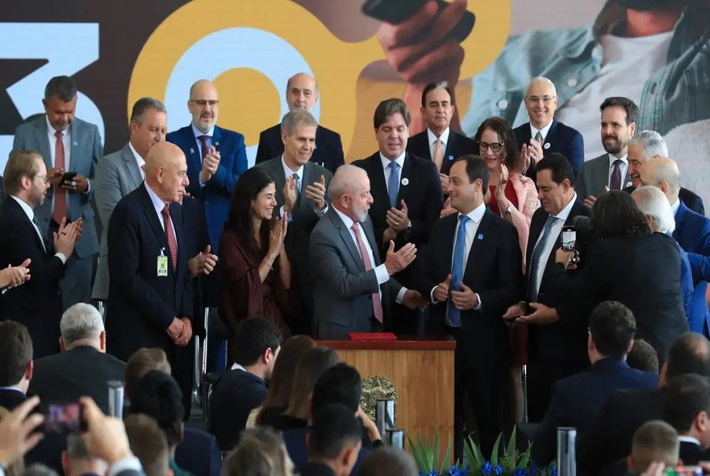 Lula assina decreto e oficializa TV 3.0, nova gera��o da televis�o aberta no Brasil