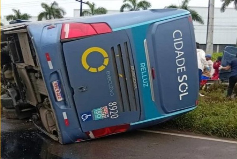 �nibus da Cidade Sol tomba na BR-324, em Feira de Santana, e deixa feridos