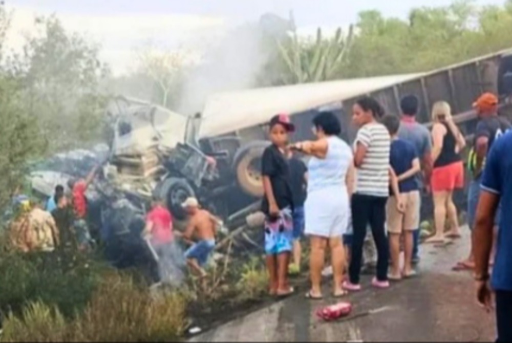 Colis�o frontal na BR-116 em Santa Terezinha deixa 15 mortos
