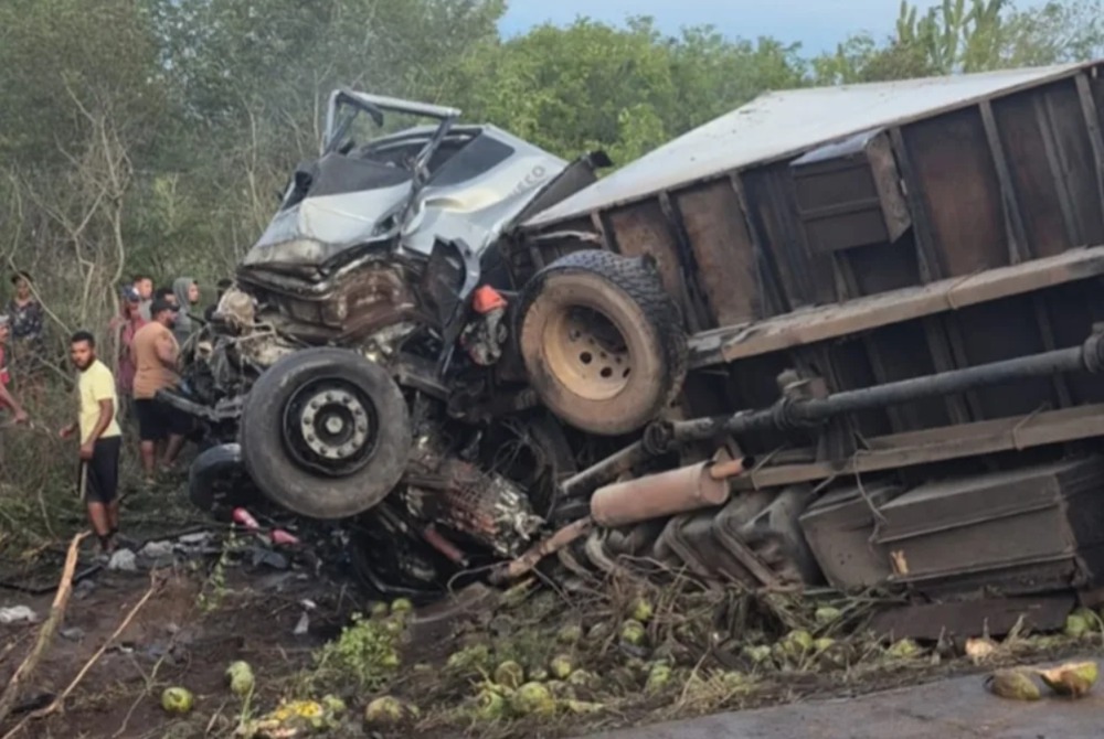 Trag�dia na BR-116 em Santa Terezinha: caminh�o na contram�o provoca colis�o com van e deixa 16 mortos