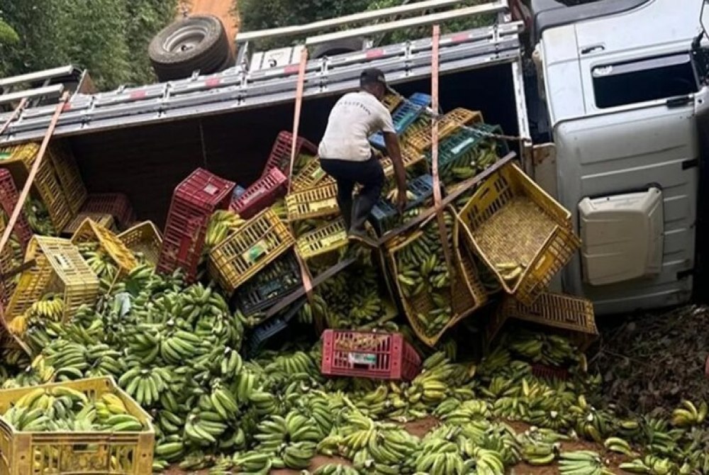 Caminh�o carregado de bananas tomba em estrada rural de Mutu�pe e deixa carga espalhada na pista