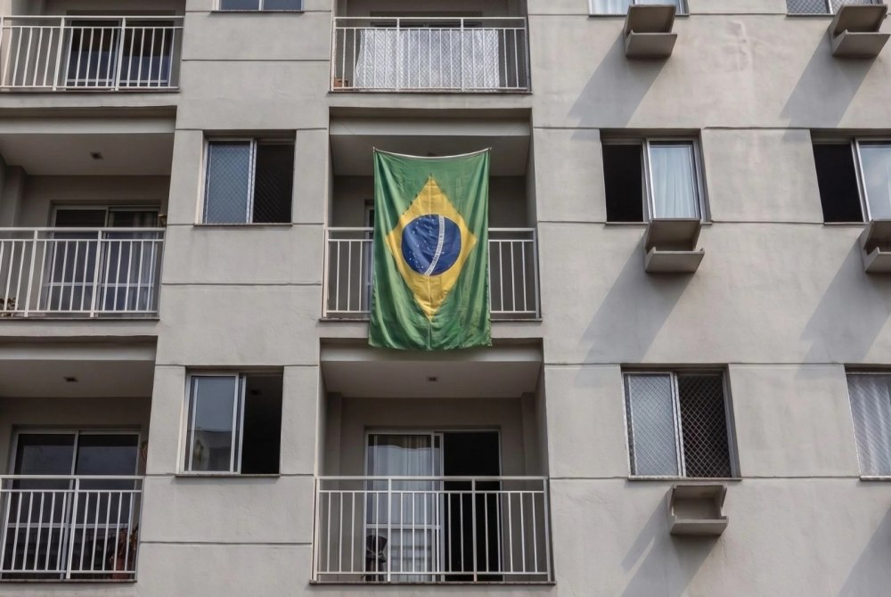 Fam�lia recorre � Justi�a ap�s receber mais de R$ 1,1 mil em multas por exibir Bandeira do Brasil na varanda de apartamento