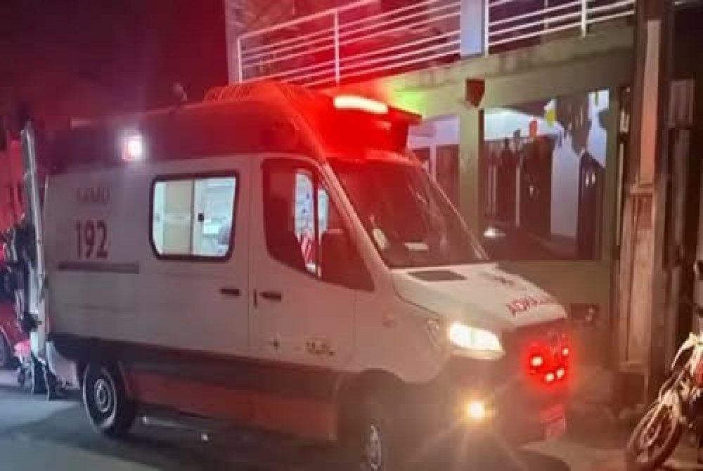 Homem � atacado com golpes de faca ap�s ser chamado por ocupantes de carro em Santo Ant�nio de Jesus