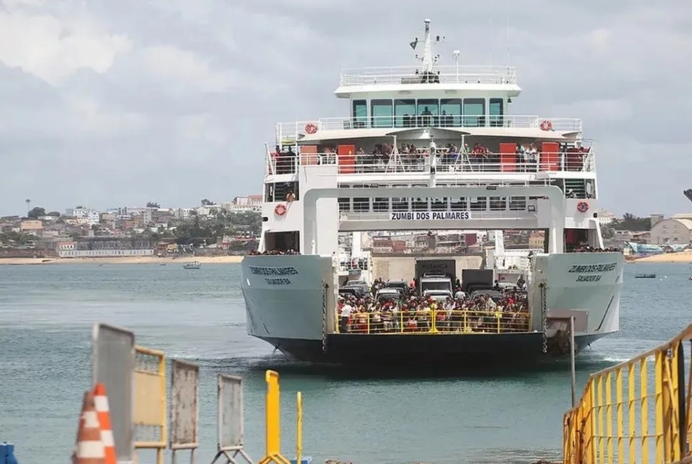 Princ�pio de inc�ndio em ferry-boat interrompe travessia entre Salvador e Itaparica