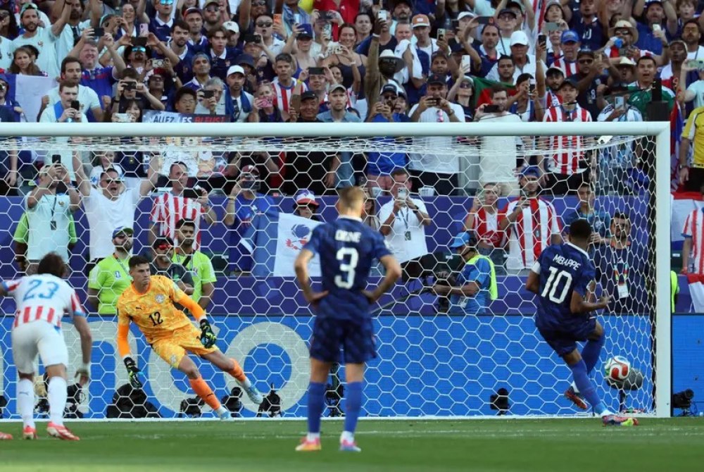 Mbapp� marca de p�nalti, Fran�a elimina Paraguai e garante vaga nas quartas da Copa do Mundo