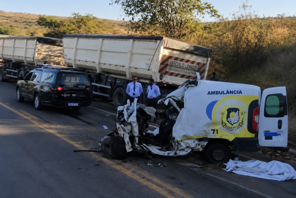 Imagem da Not&iacute;cia Colis�o entre ambul�ncia e caminh�o deixa tr�s mortos na BR-316, no Sert�o de Pernambuco