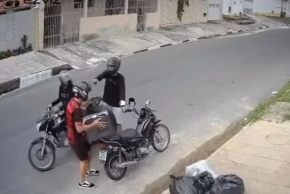 Imagem da Not&iacute;cia Entregador por aplicativo � assaltado e tem motocicleta levada durante entrega em Feira de Santana