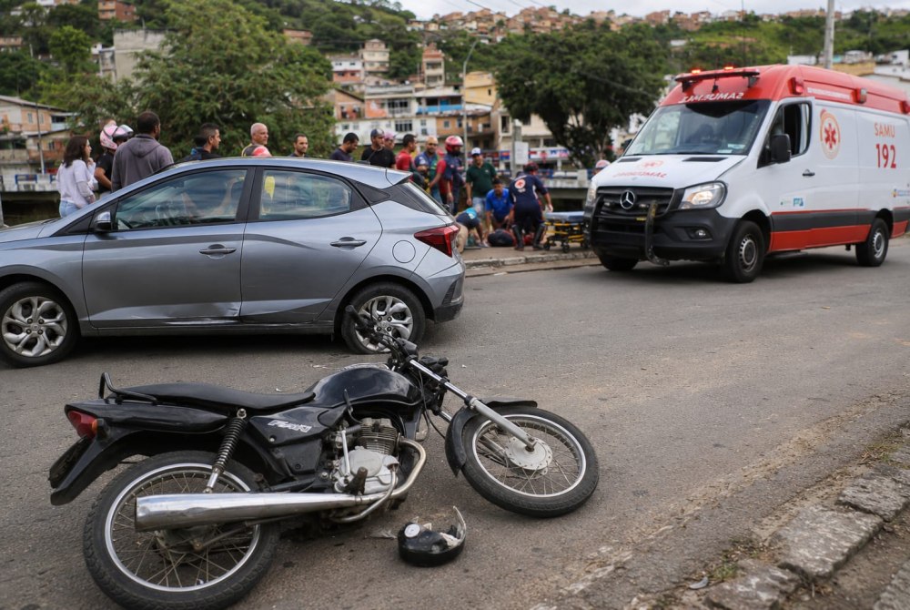 Acidente entre carro e motocicleta deixa dois homens feridos na BA-540, em Mutu�pe