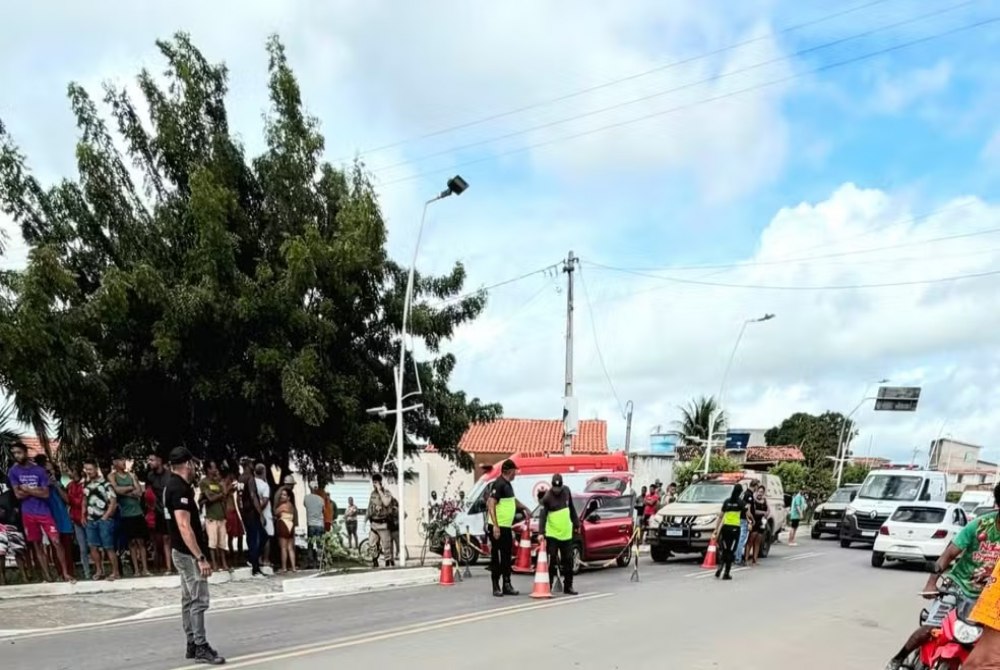 Imagem da Not&iacute;cia Suspeito morre, outro fica gravemente ferido e terceiro � preso ap�s confronto com a PM na BR-242, em Castro Alves