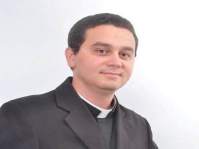 Padre Claudio Oliveira já está de alta da UTI. Ele deve complementar sua recuperação antes de voltar pra casa 
