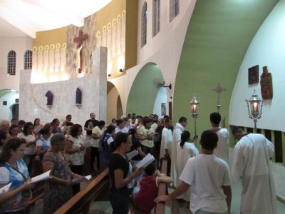 Pe. Francisco conduz a primeira Via-Sacra com Áreas Missionárias