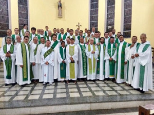 Bispo e clero vivenciam retiro espiritual