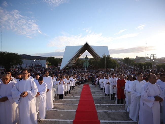 Festa de Pentecostes leva multidão ao Parque Religioso Cruz da Menina, em Patos