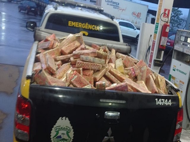 Mais de 480kg de maconha são apreendidos pela polícia na PR 483 Mais de 480kg de maconha são apreendidos pela polícia na PR 483