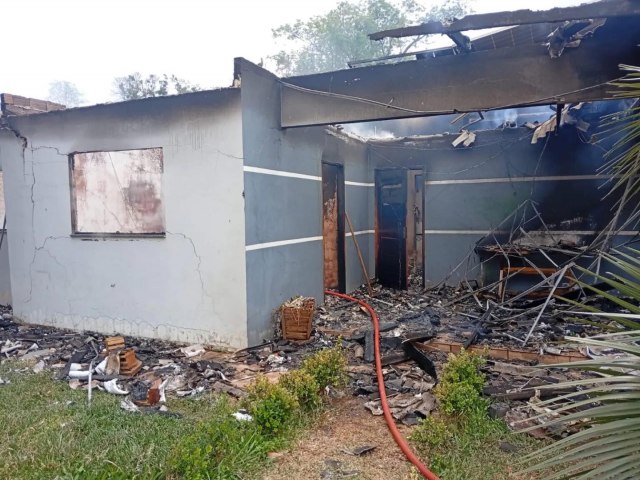 Inc�ndio destr�i casa no interior de Pinhal de S�o Bento