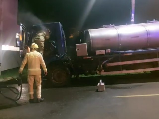 Inc�ndio Destr�i Cabine de Caminh�o de Leite no Bairro Vila Nova em Francisco Beltr�o