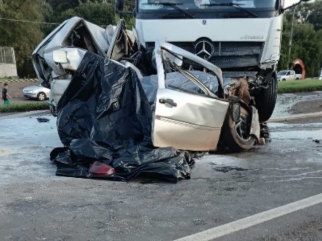 Colis�o Entre Carro e Caminh�o Deixa Tr�s Mortos em Laranjeiras do Sul
