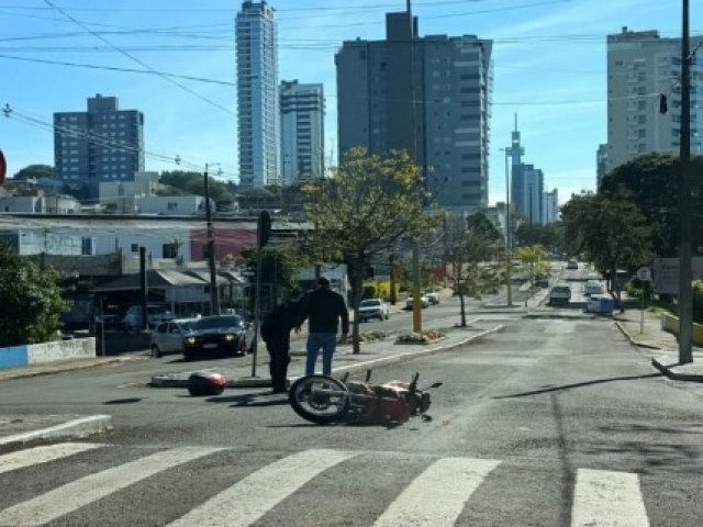 Colis�o entre carro e moto deixa homem ferido no Bairro Industrial em Francisco Beltr�o