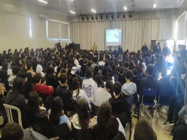 Patrulha Maria da Penha promove palestra sobre prote��o � pessoa idosa em col�gio de Santo Ant�nio do Sudoeste