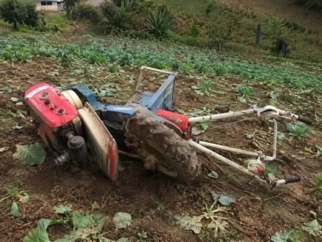 M�E E FILHA S�O SOCORRIDAS AP�S ACIDENTE COM EQUIPAMENTO AGR�COLA
