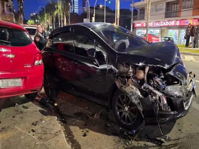 Grave acidente na avenida Presidente Vargas deixa feridos e provoca bloqueio parcial do tr�nsito em Passo Fundo