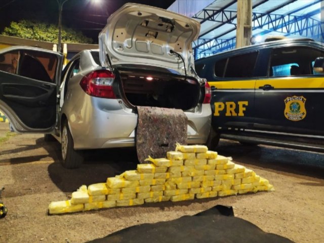 PRF de Barra do Garas apreende 45 kg de pasta base de cocana sendo transportado em Ford Ka conduzido por uma mulher